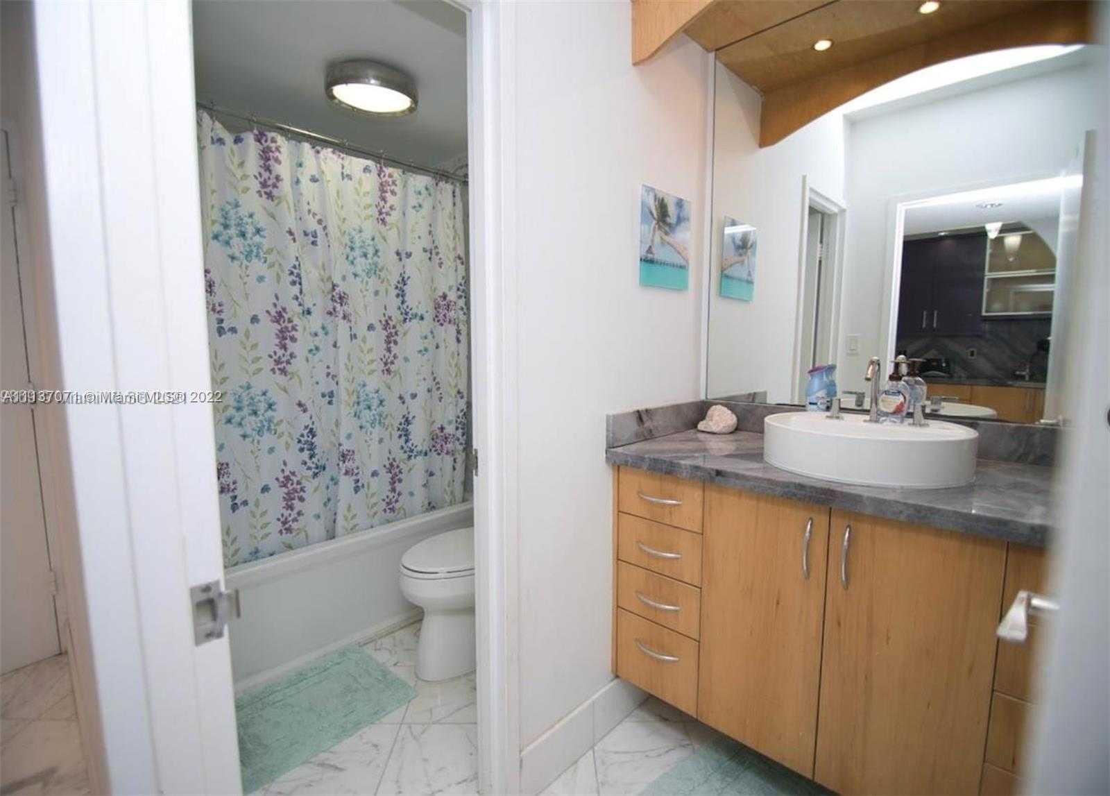 Small Image of 100 Lincoln Rd, Miami Beach, FL 33139, USA Number 17