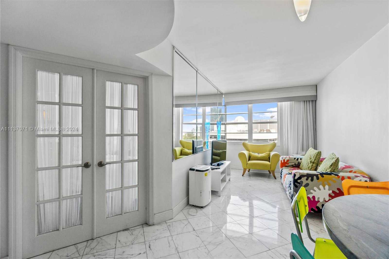 Small Image of 100 Lincoln Rd, Miami Beach, FL 33139, USA Number 3