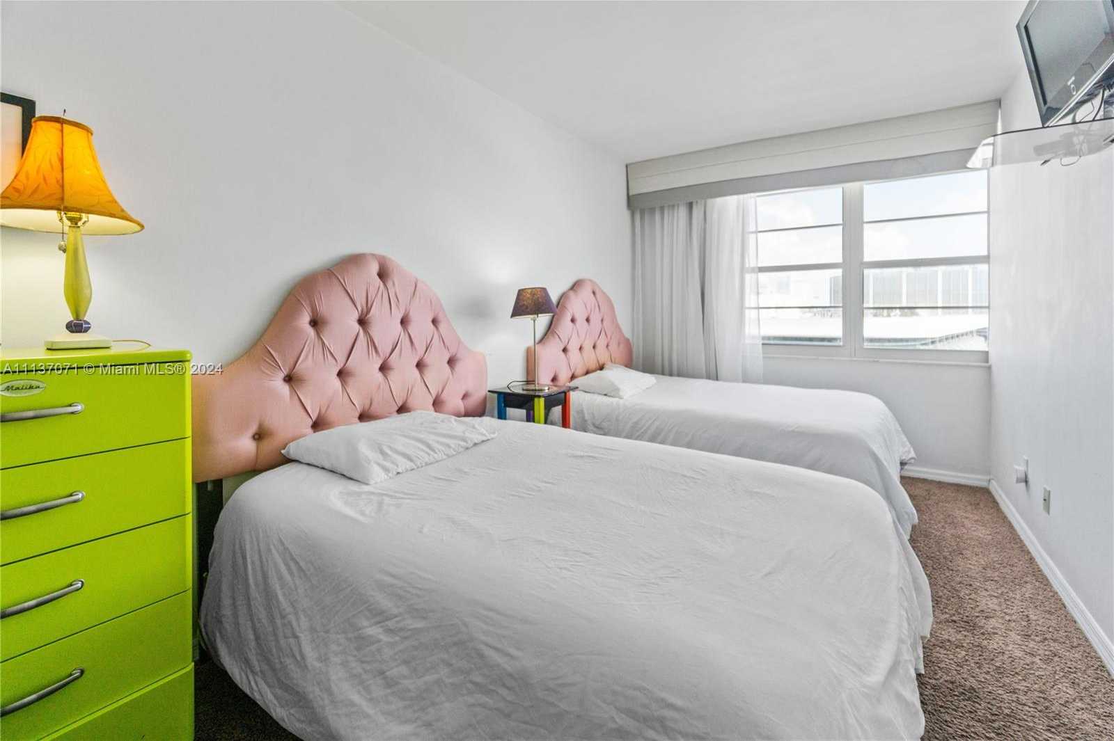 Small Image of 100 Lincoln Rd, Miami Beach, FL 33139, USA Number 6