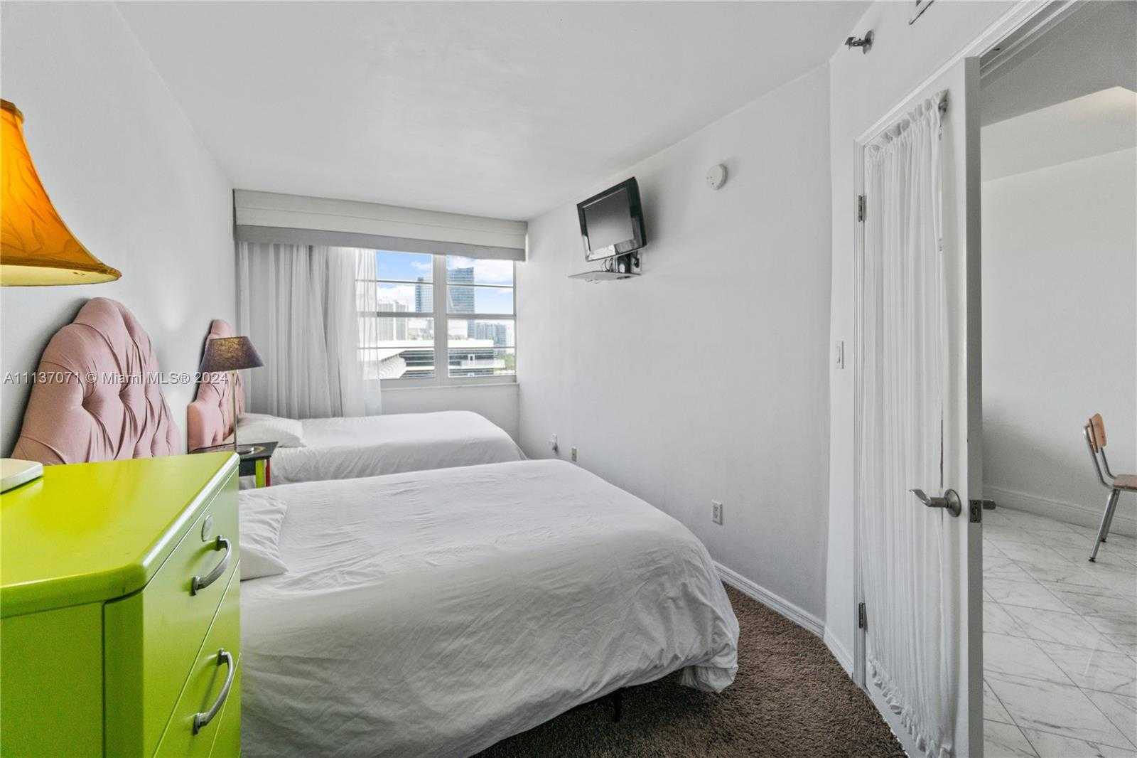 Small Image of 100 Lincoln Rd, Miami Beach, FL 33139, USA Number 7