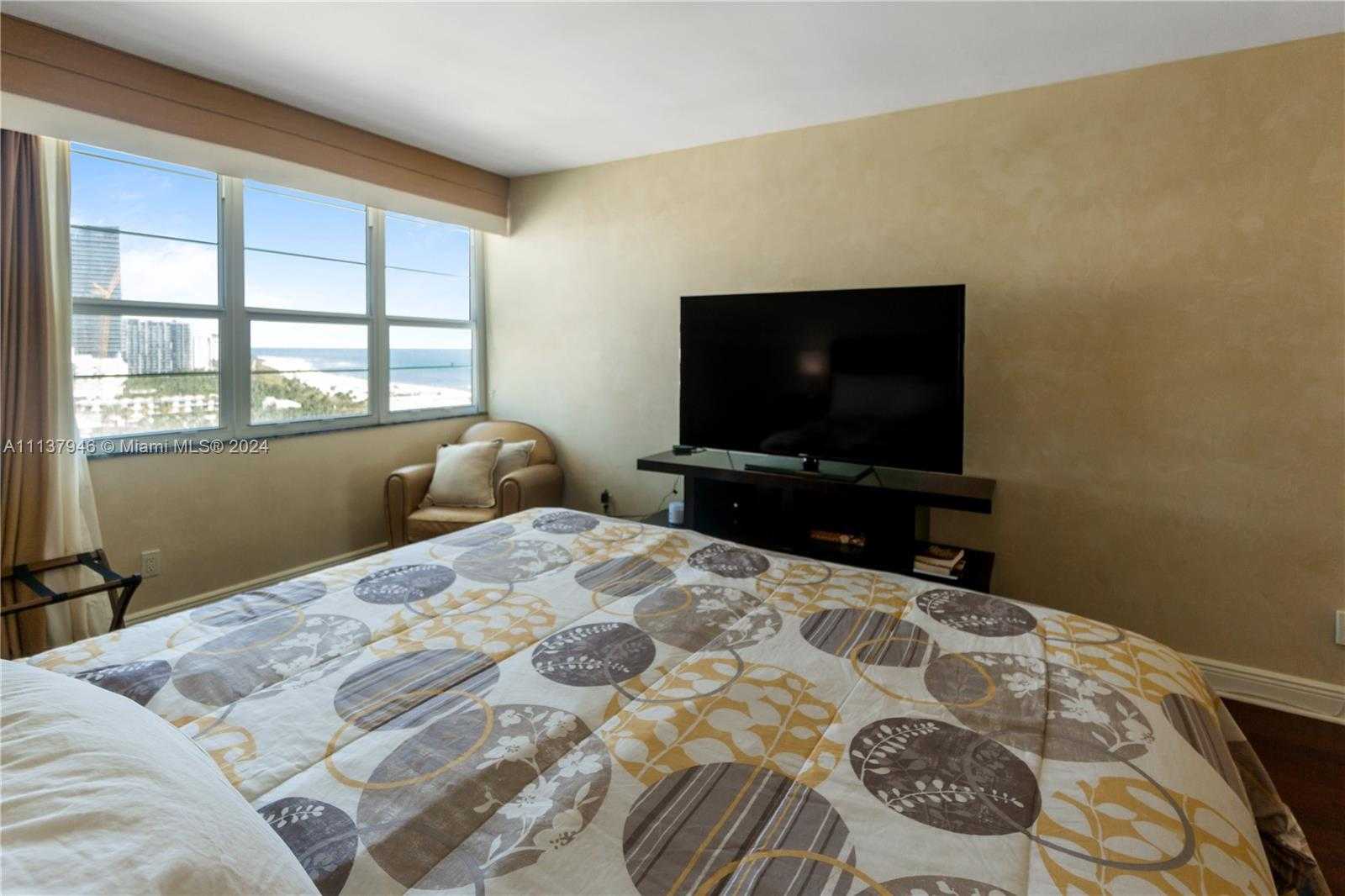 Small Image of 100 Lincoln Rd, Miami Beach, FL 33139, USA Number 13