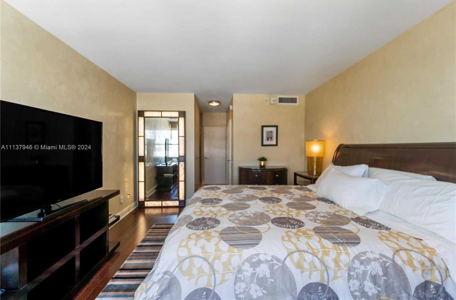 Small Image of 100 Lincoln Rd, Miami Beach, FL 33139, USA Number 16