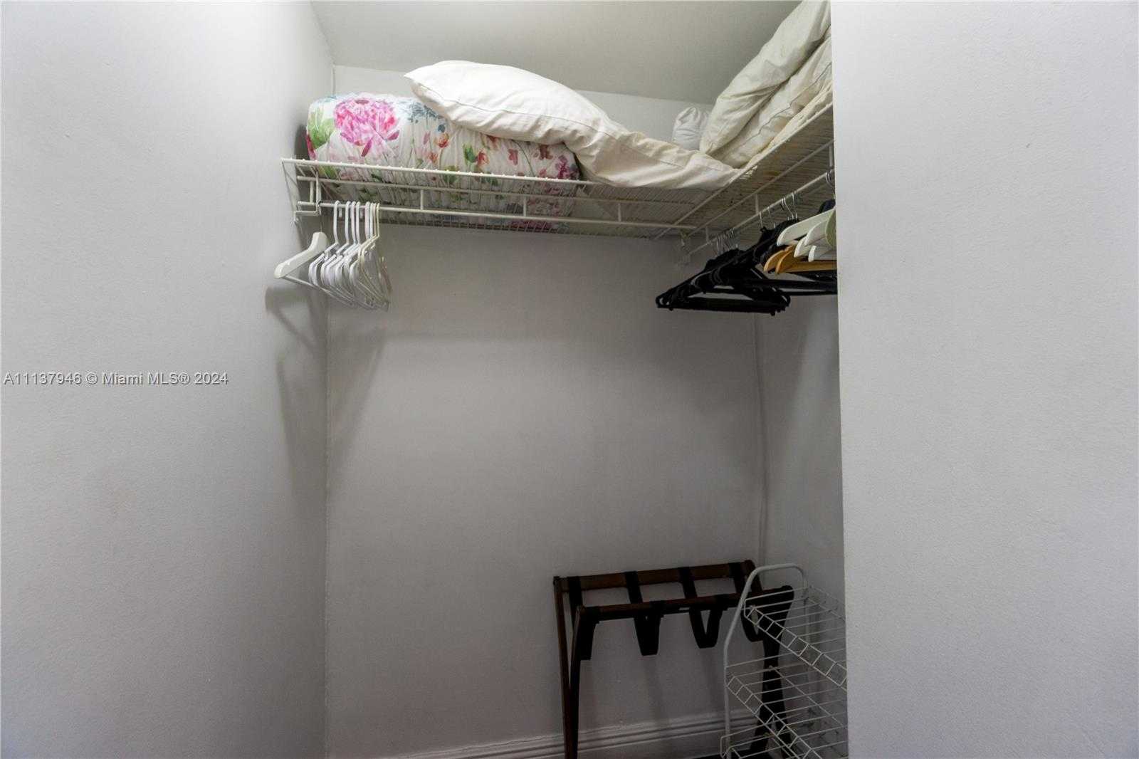 Small Image of 100 Lincoln Rd, Miami Beach, FL 33139, USA Number 17