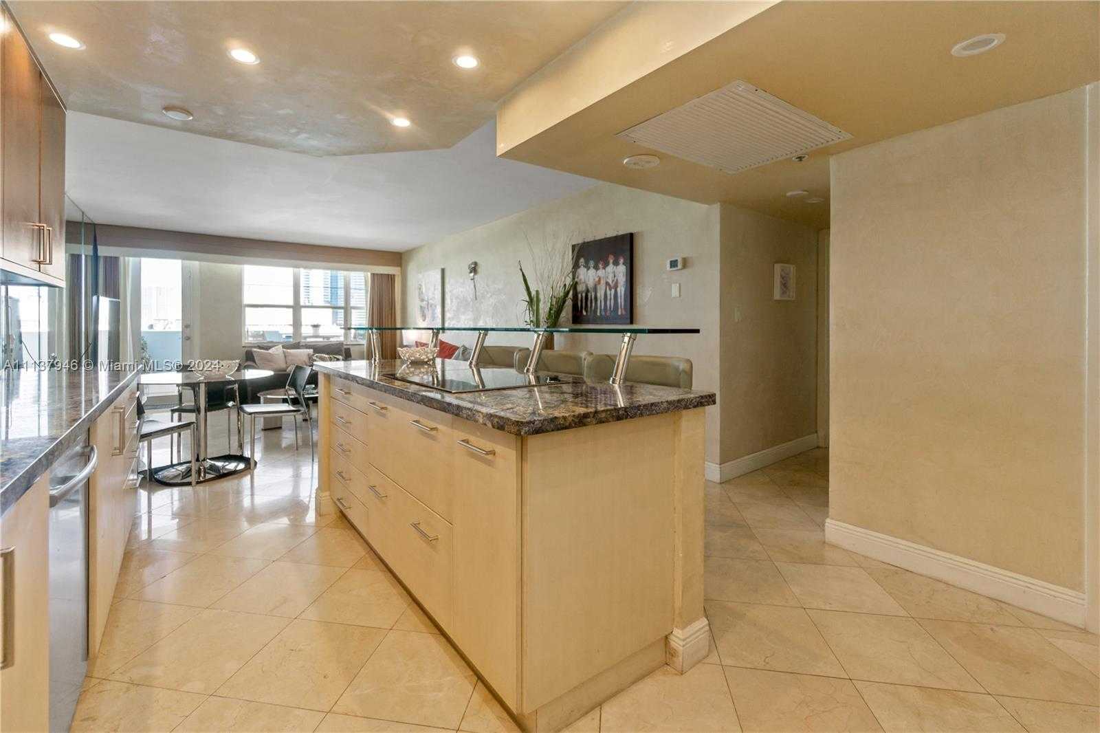 Small Image of 100 Lincoln Rd, Miami Beach, FL 33139, USA Number 6