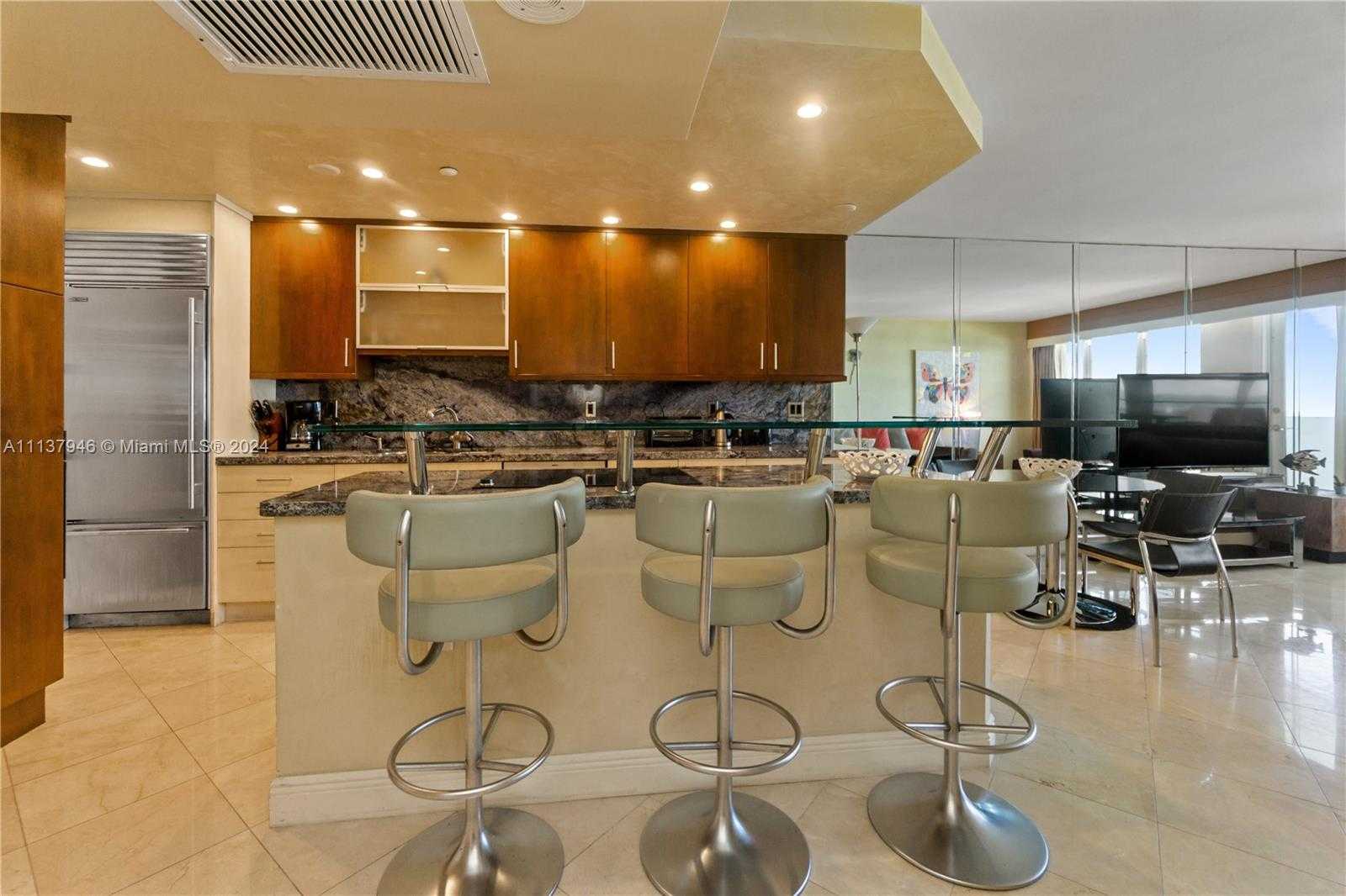 Small Image of 100 Lincoln Rd, Miami Beach, FL 33139, USA Number 8