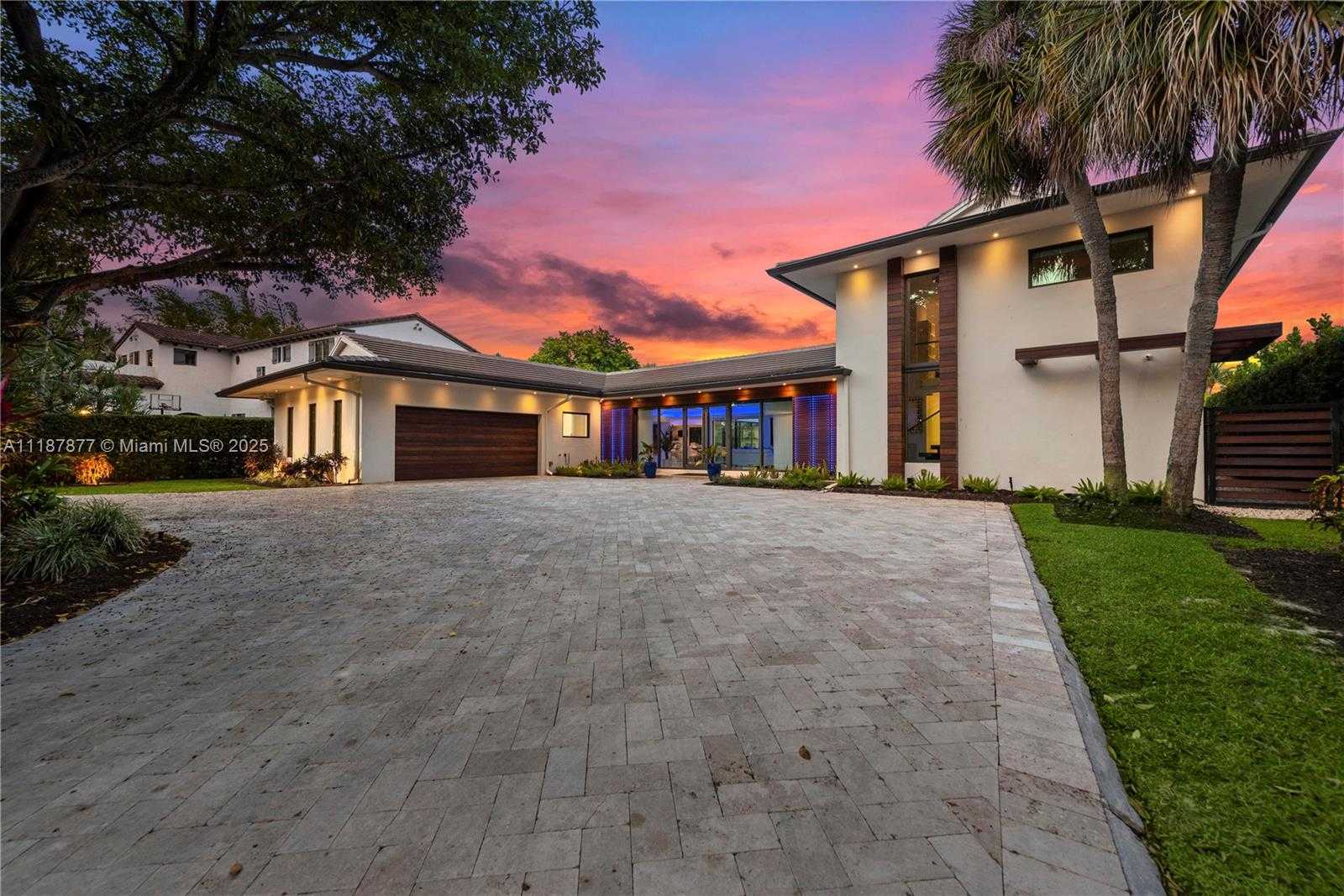 Small Image of 1025 DIPLOMAT PKWY, Hollywood Number 2