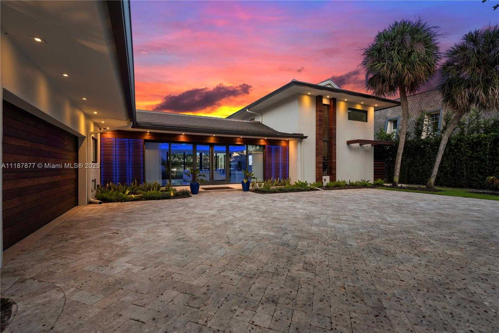 Small Image of 1025 DIPLOMAT PKWY, Hollywood Number 3
