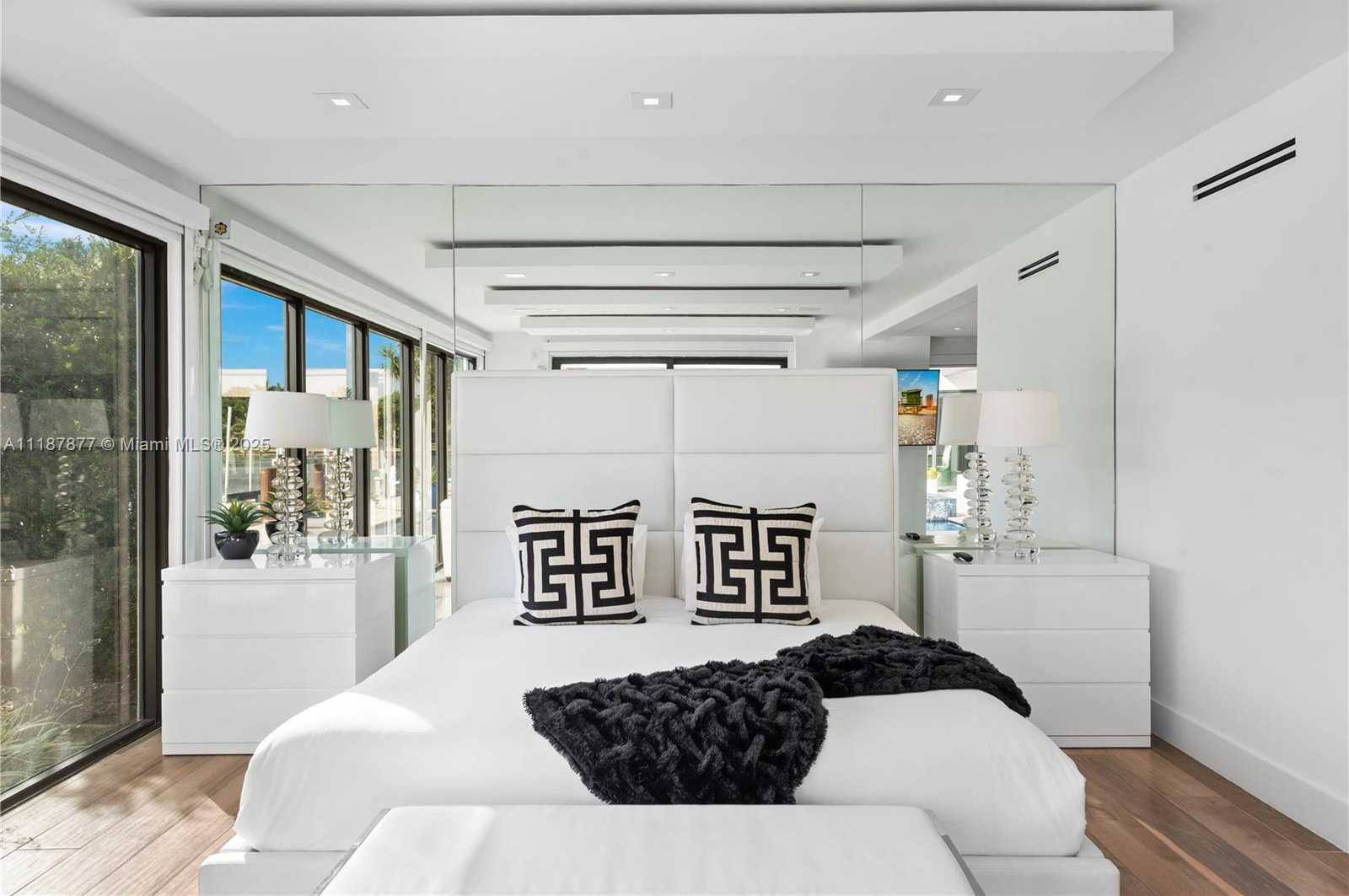 Small Image of 1025 DIPLOMAT PKWY, Hollywood Number 37