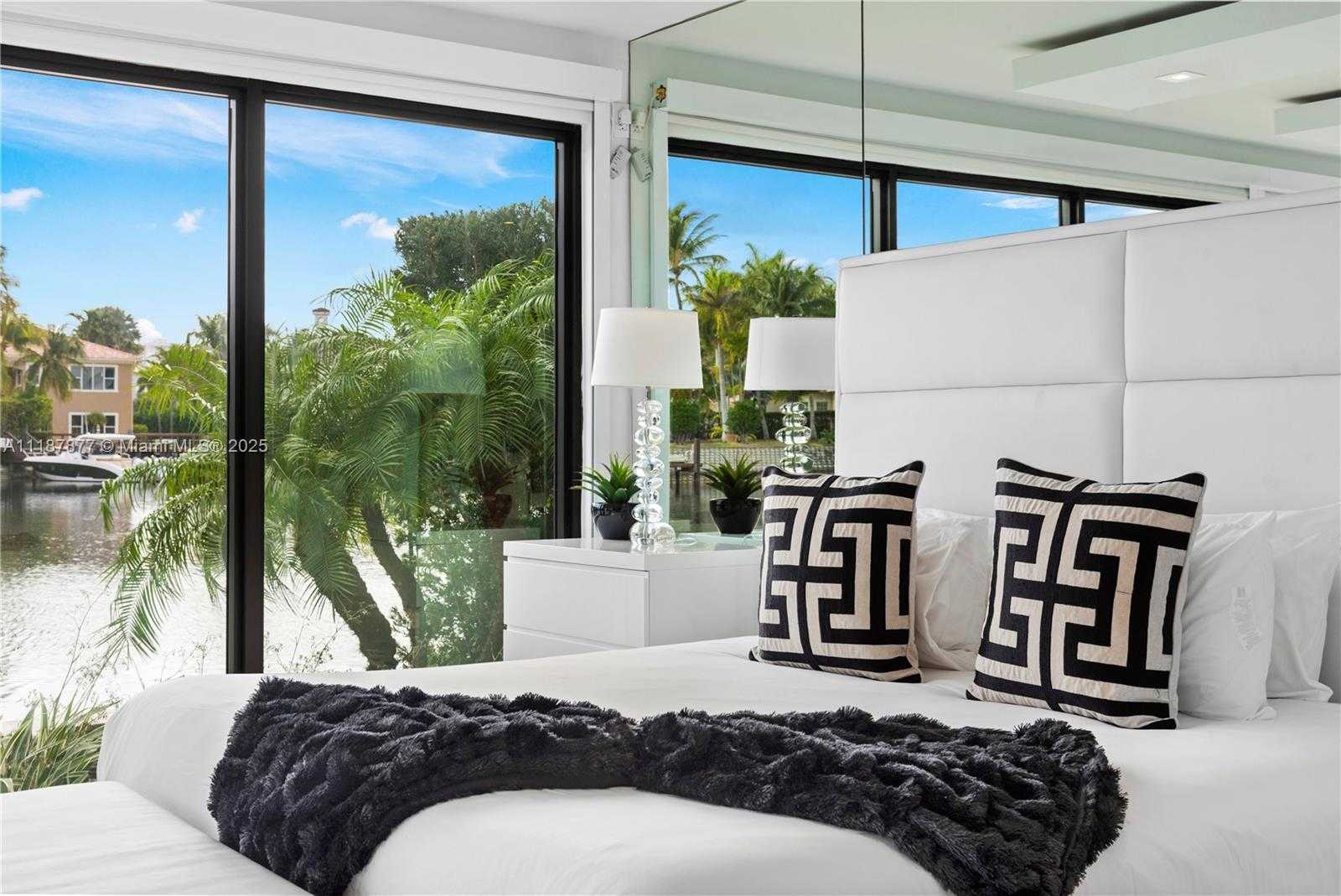 Small Image of 1025 DIPLOMAT PKWY, Hollywood Number 44