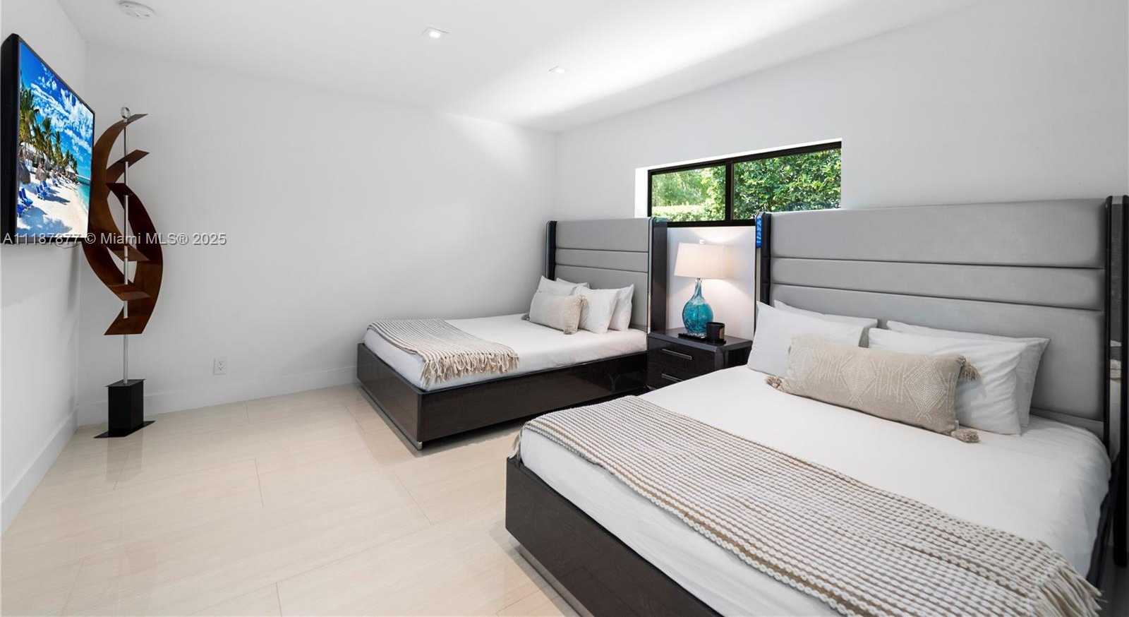 Small Image of 1025 DIPLOMAT PKWY, Hollywood Number 63