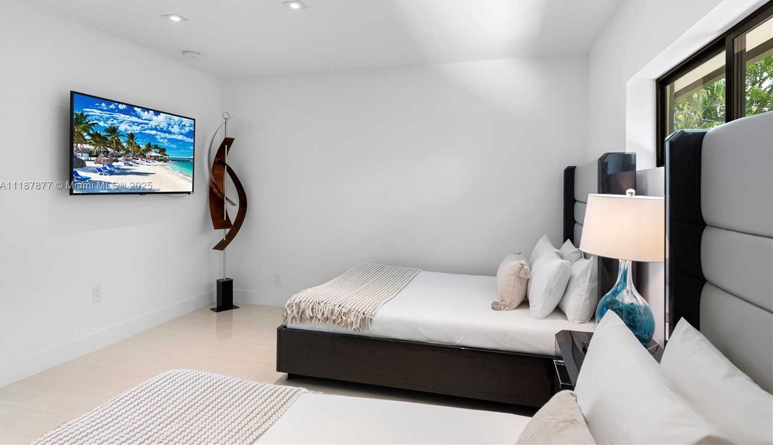 Small Image of 1025 DIPLOMAT PKWY, Hollywood Number 64