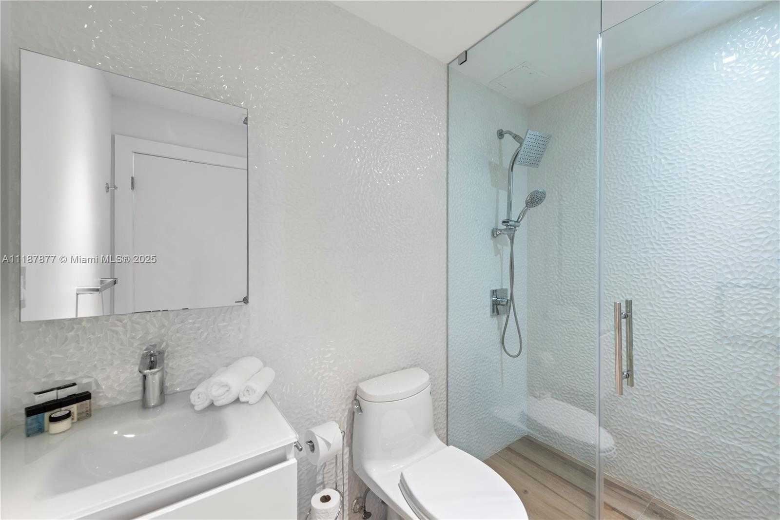 Small Image of 1025 DIPLOMAT PKWY, Hollywood Number 69