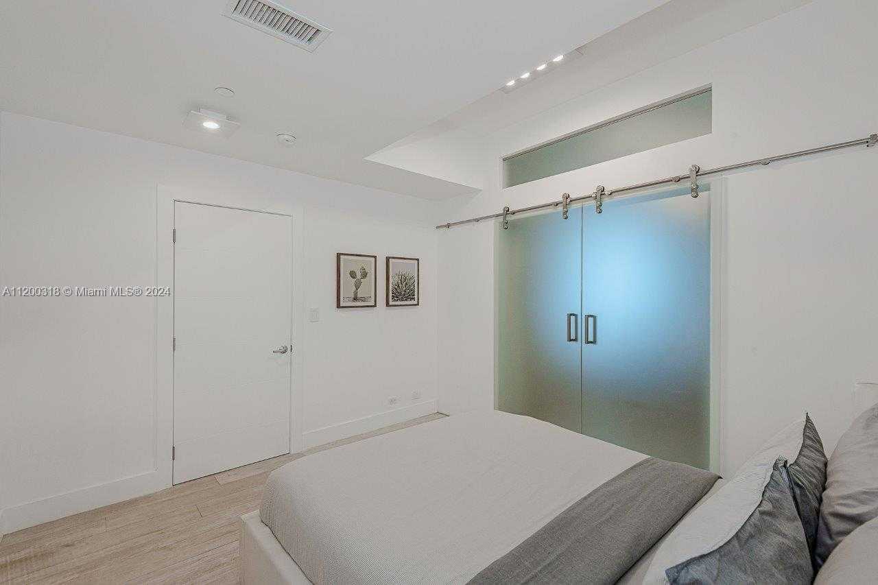 Small Image of 2301 COLLINS AVE #PH21, Miami Beach Number 14