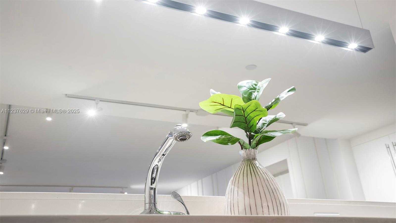 Small Image of 2201 COLLINS AVE #804, Miami Beach Number 12
