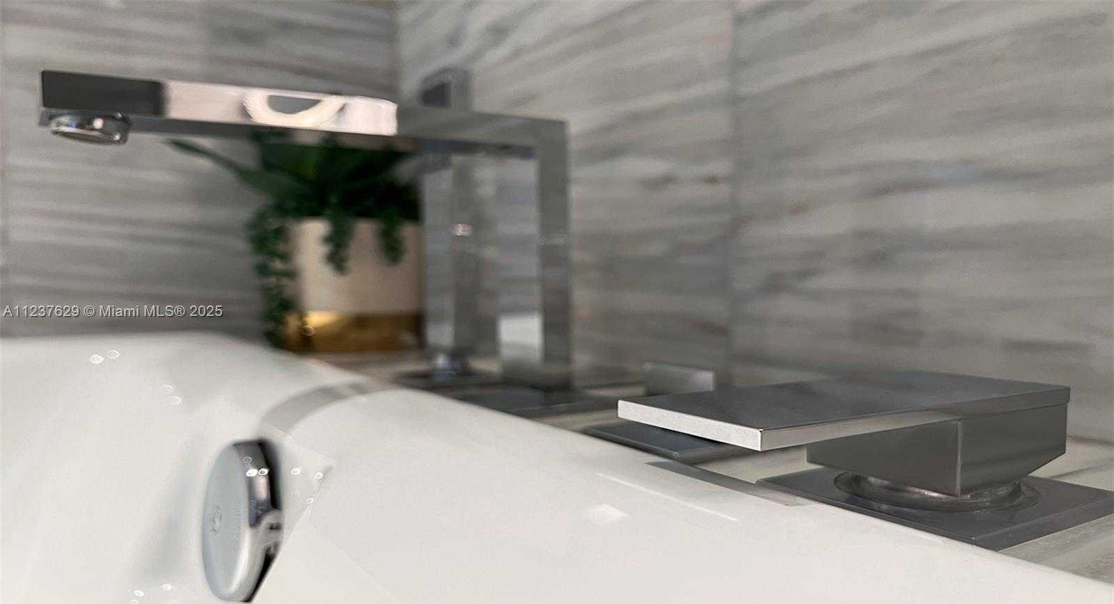 Small Image of 2201 COLLINS AVE #804, Miami Beach Number 27