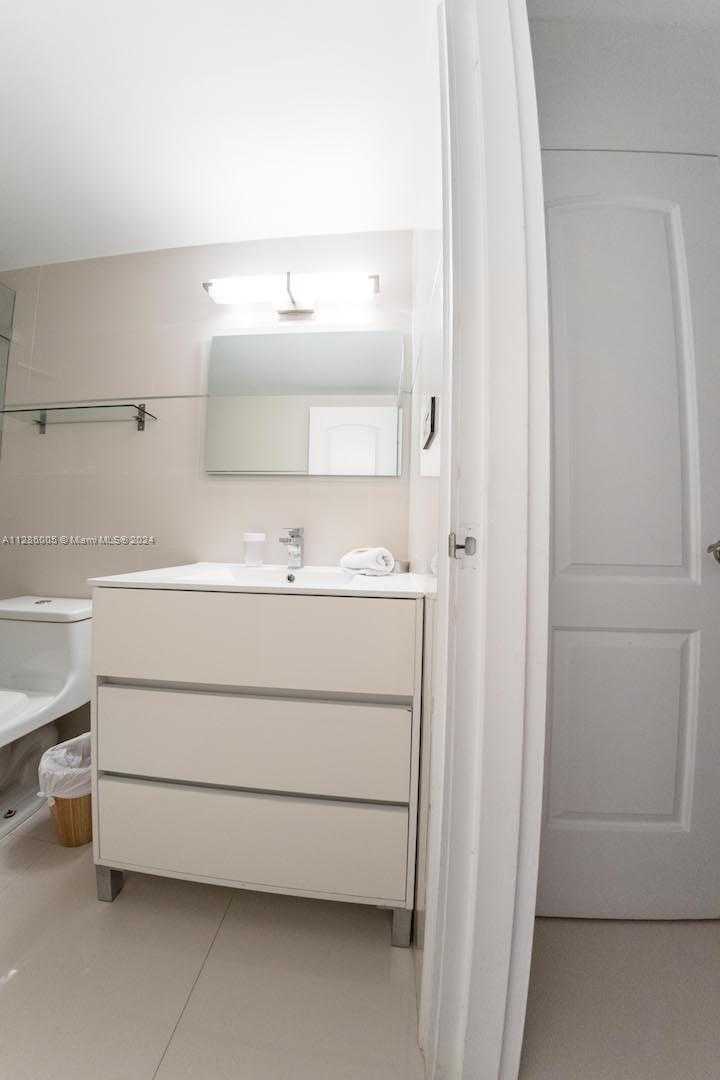 Small Image of 5601 COLLINS AVE #1206, Miami Beach Number 15