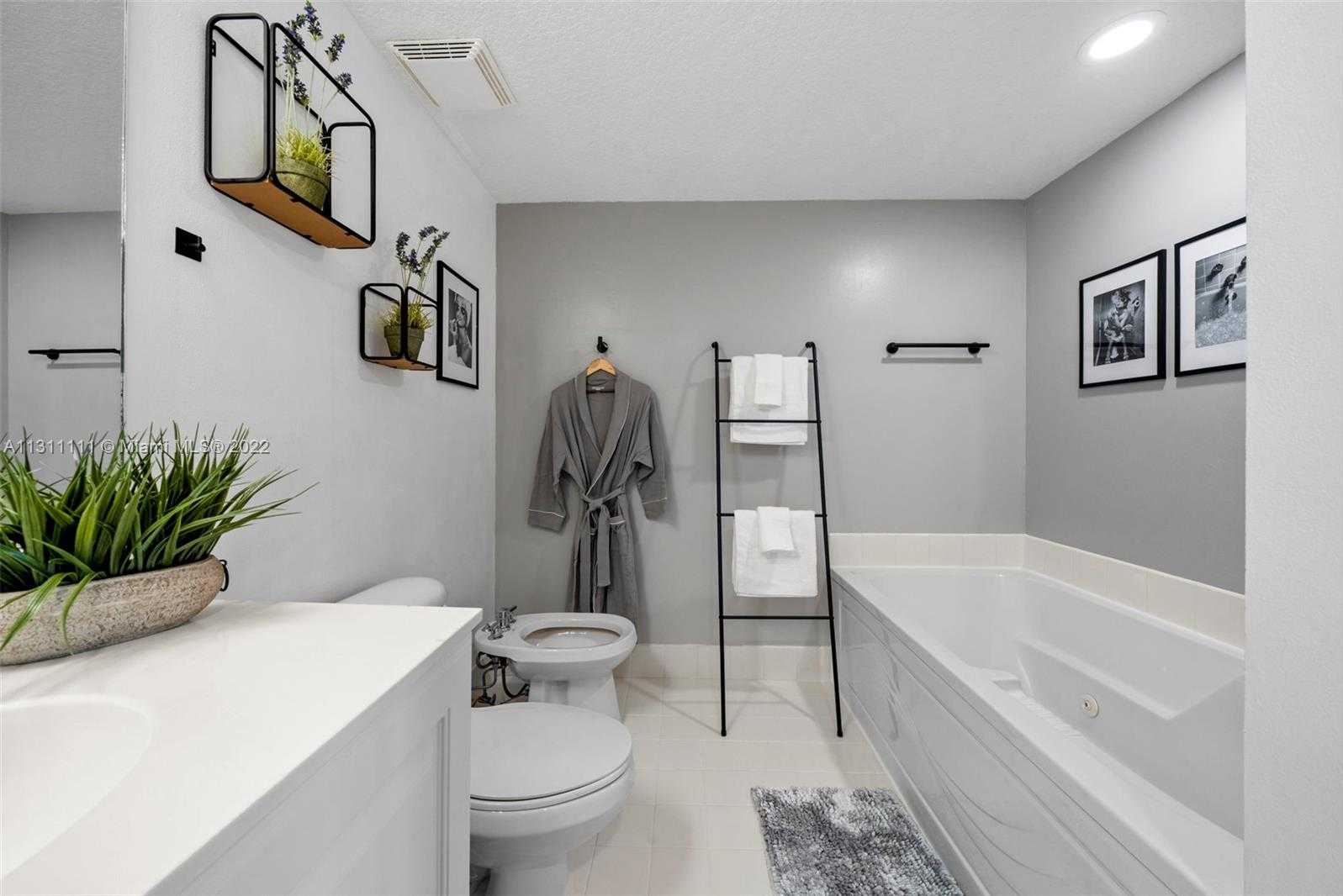 Small Image of 18100 NORTH BAY RD #308, Sunny Isles Beach Number 6