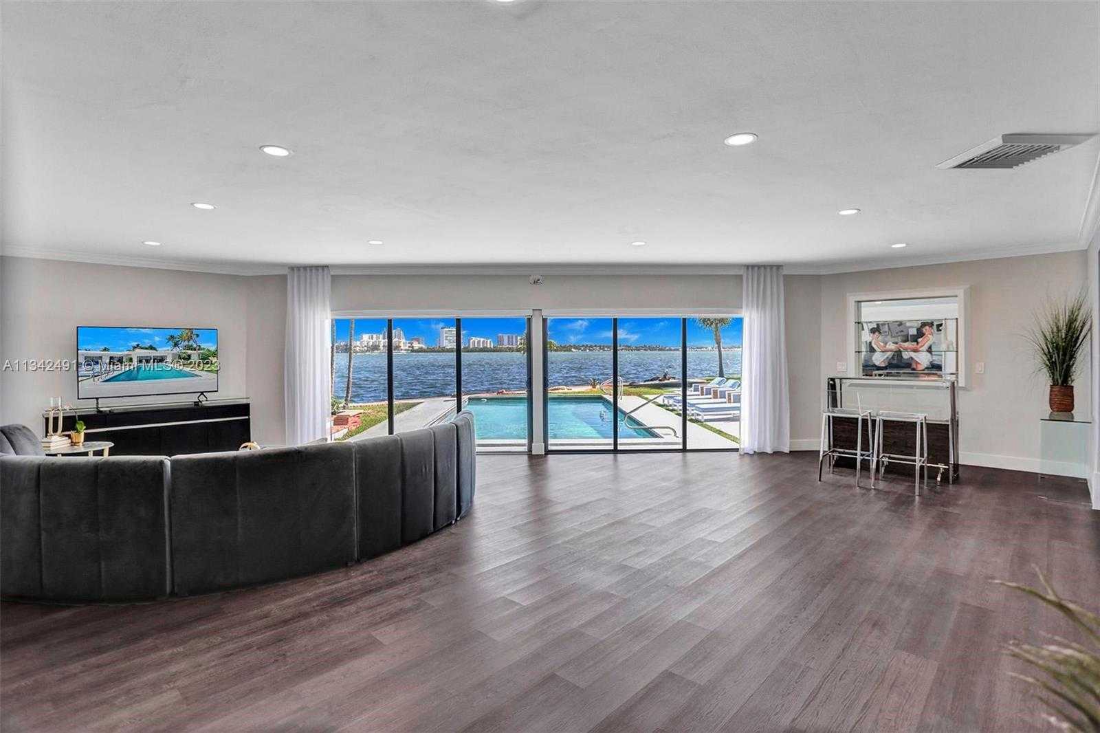 Small Image of 9101 N Bayshore Dr, Miami, FL 33138, USA Number 13