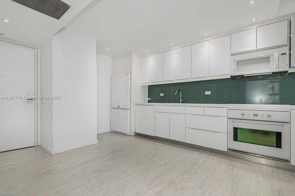 Small Image of 2301 COLLINS AVE #1032, Miami Beach Number 3
