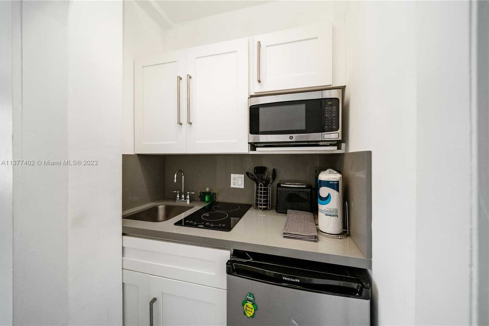 Small Image of 7300 OCEAN TER #110, Miami Beach Number 13