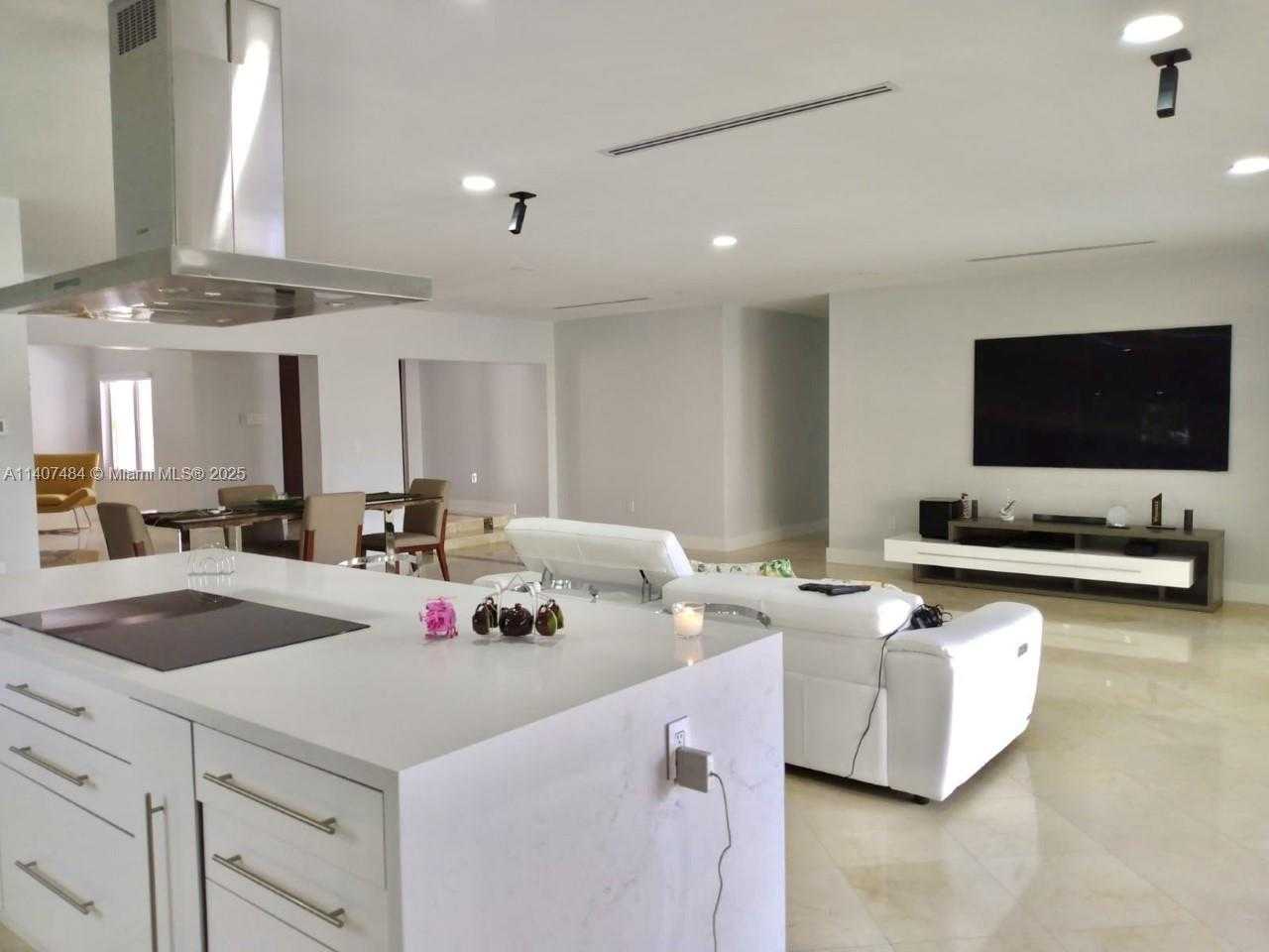 Small Image of 13240 ORTEGA LN, North Miami Number 17