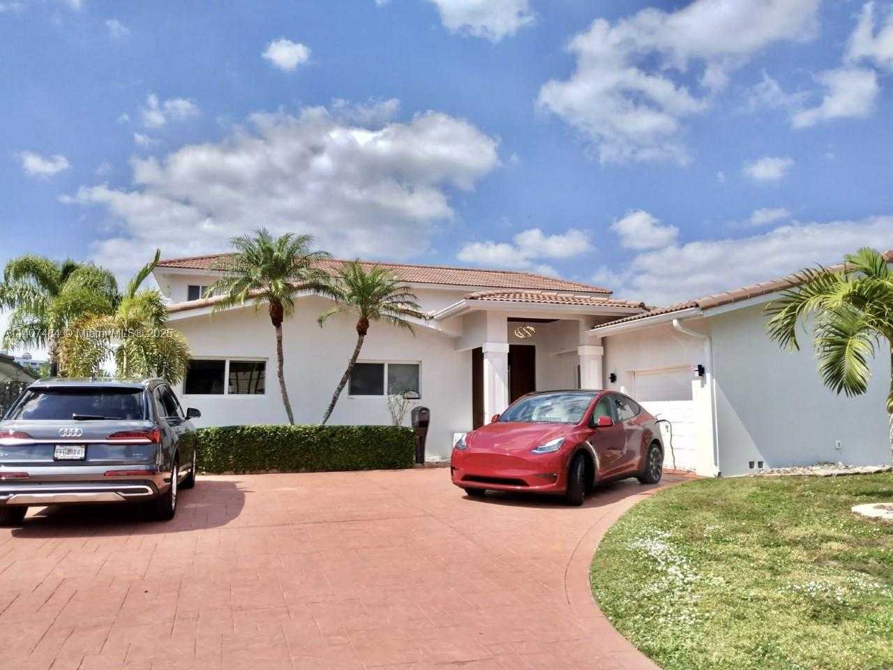 Small Image of 13240 ORTEGA LN, North Miami Number 3