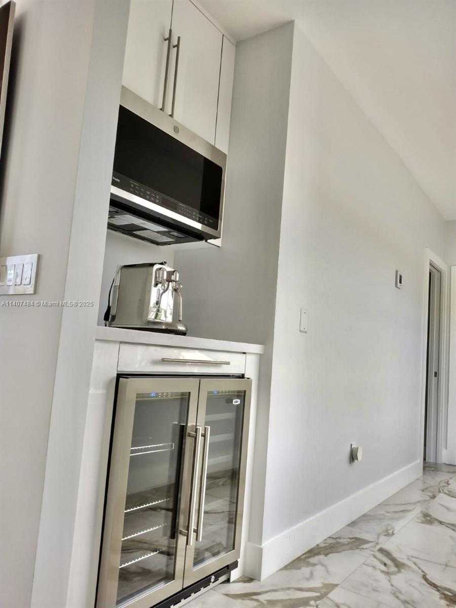 Small Image of 13240 ORTEGA LN, North Miami Number 6