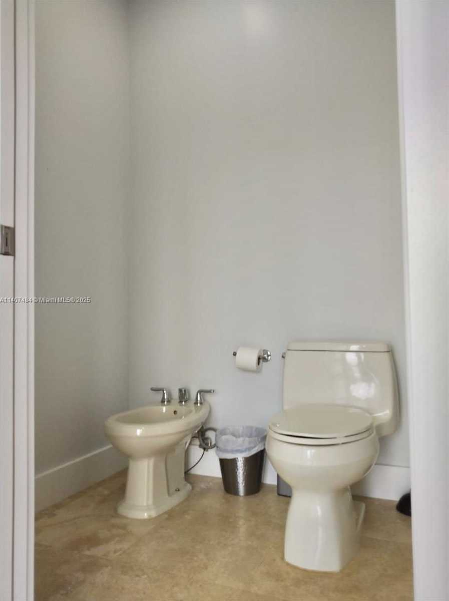 Small Image of 13240 ORTEGA LN, North Miami Number 9