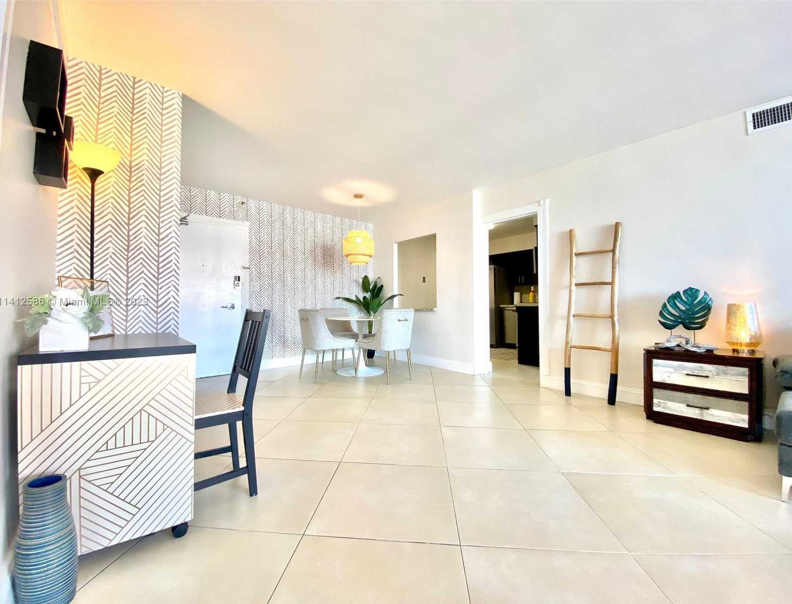 Small Image of 5161 #1502, Miami Beach Number 3