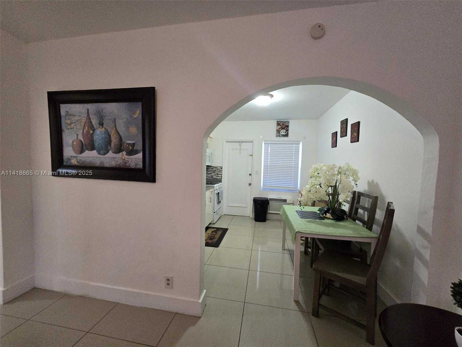 Small Image of 2305 Monroe St, Hollywood, FL 33020, USA Number 2