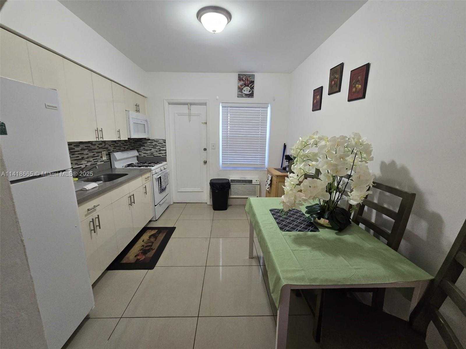 Small Image of 2305 Monroe St, Hollywood, FL 33020, USA Number 3