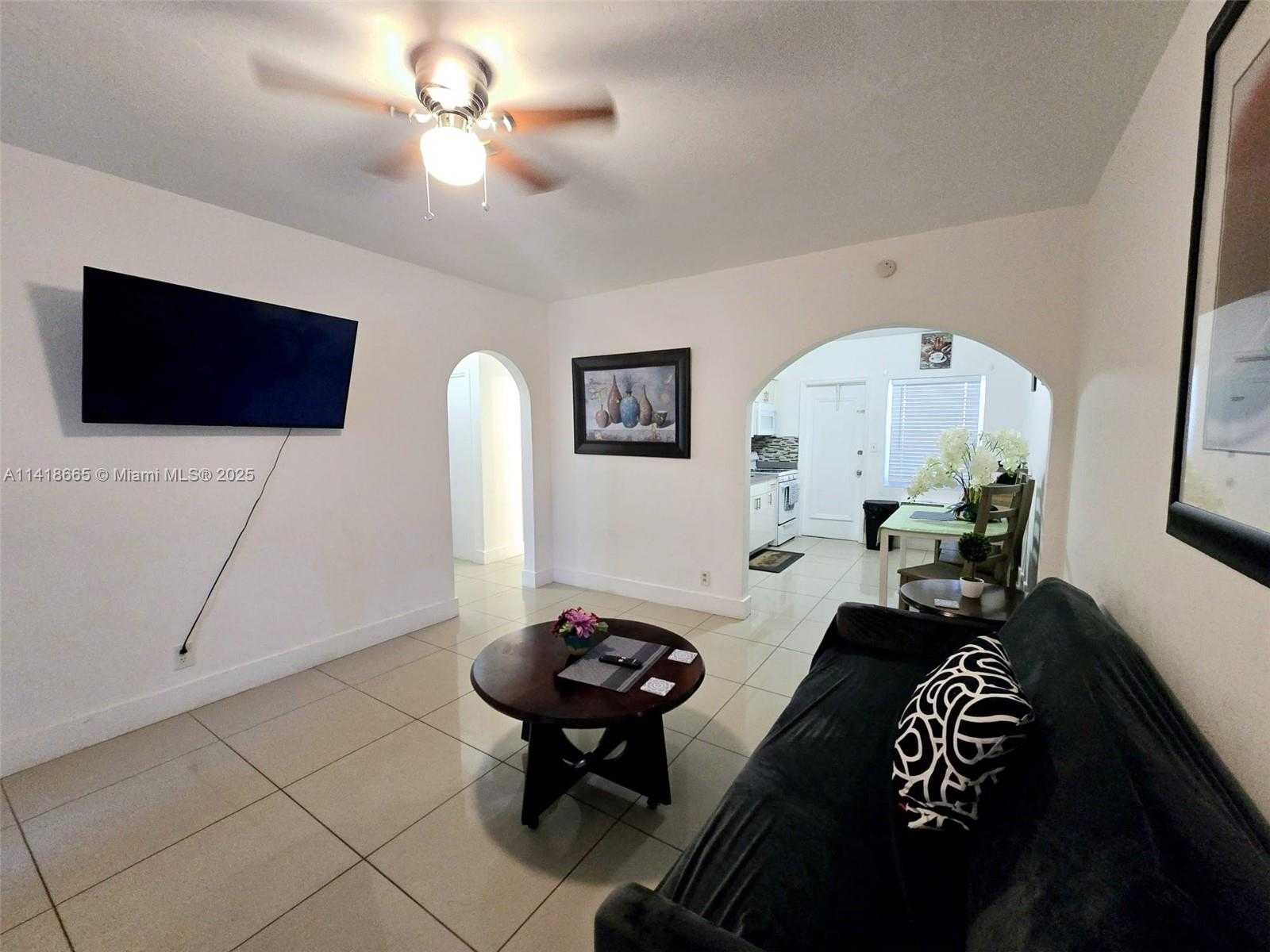 Small Image of 2305 Monroe St, Hollywood, FL 33020, USA Number 4