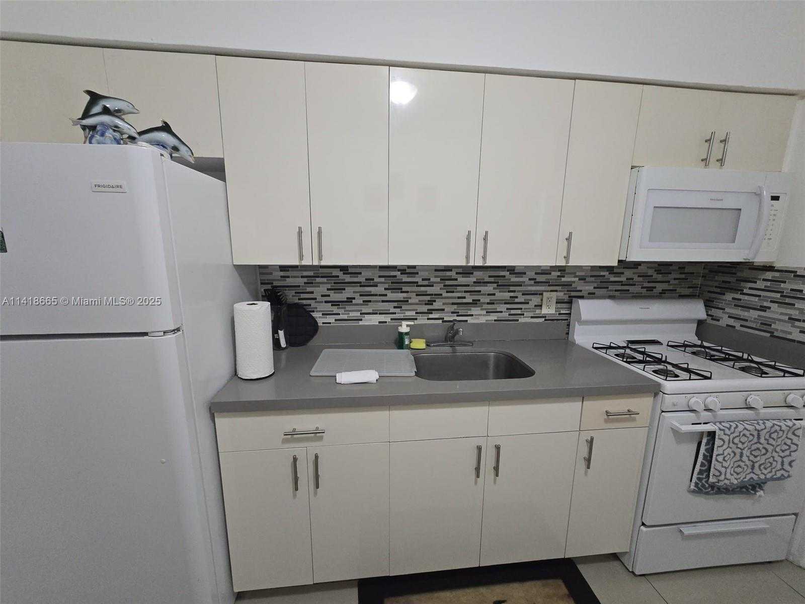 Small Image of 2305 Monroe St, Hollywood, FL 33020, USA Number 6