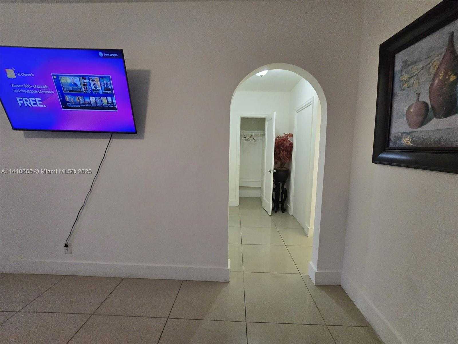 Small Image of 2305 Monroe St, Hollywood, FL 33020, USA Number 7