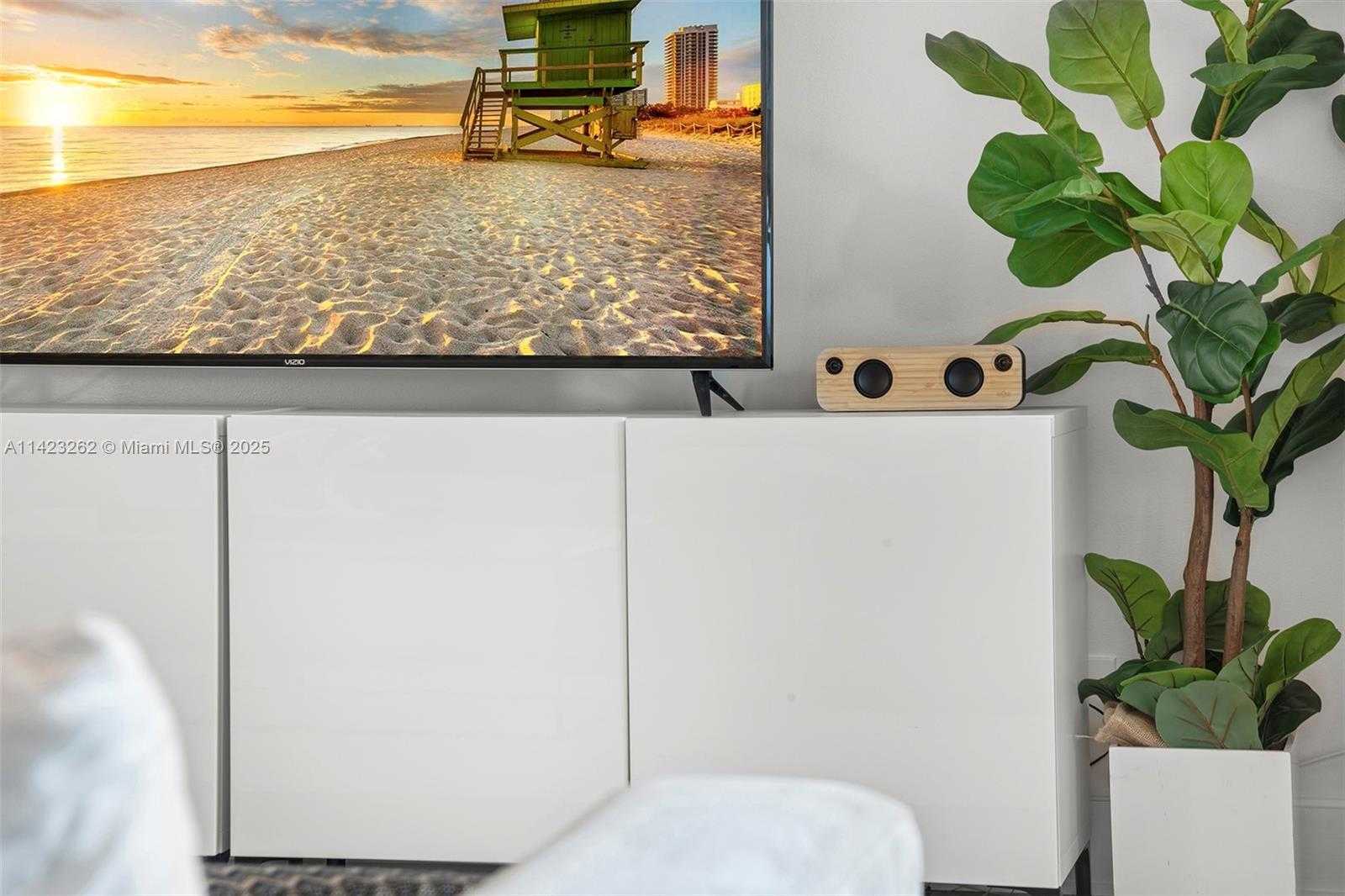 Small Image of 2301 #1632, Miami Beach Number 18
