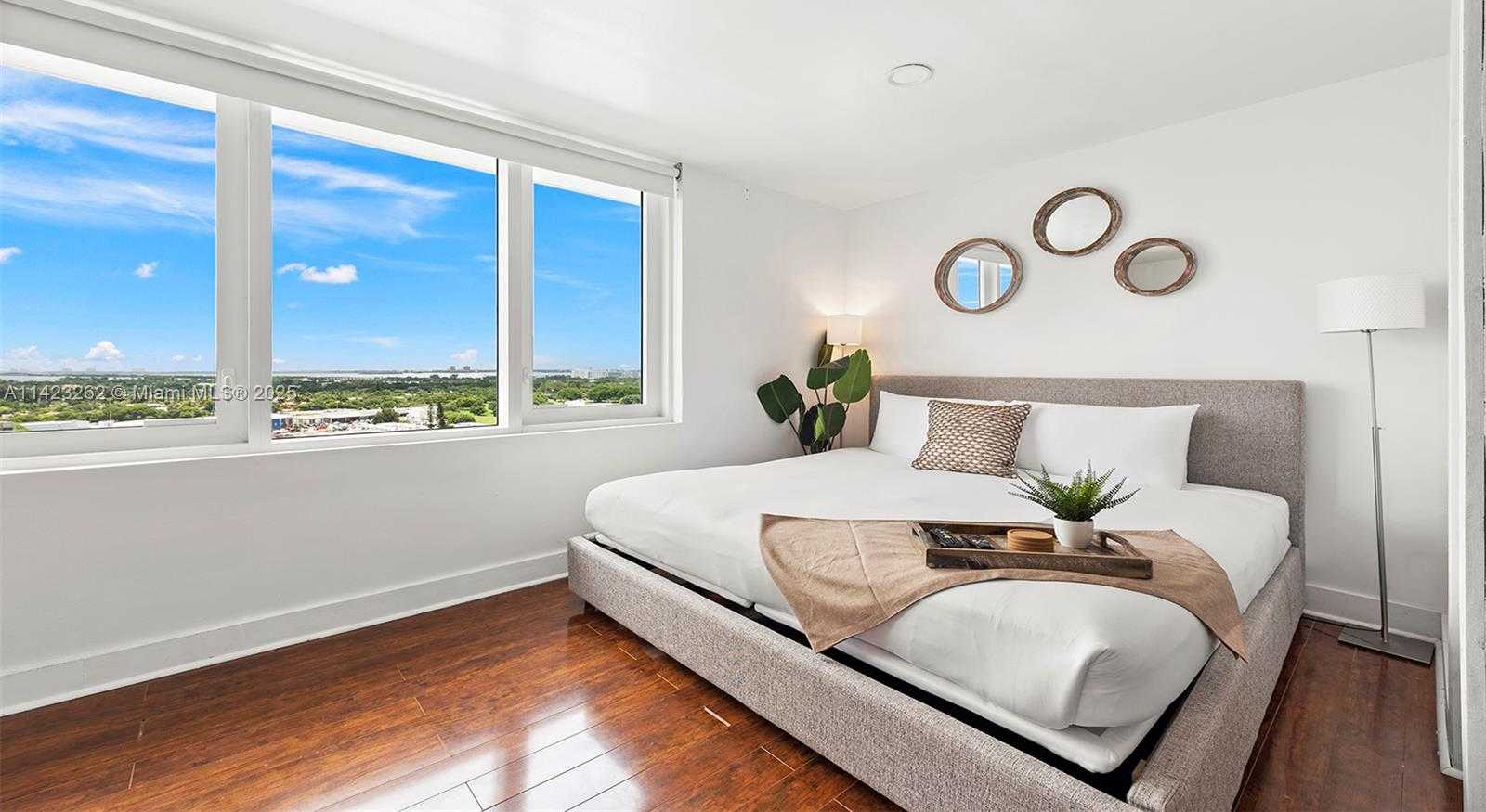 Small Image of 2301 #1632, Miami Beach Number 3