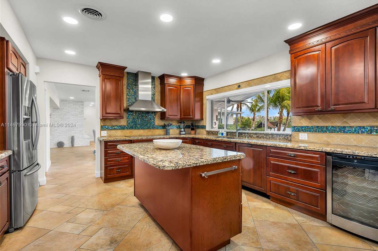 Small Image of 2500 NORTH EAST 199TH ST, Miami Number 12