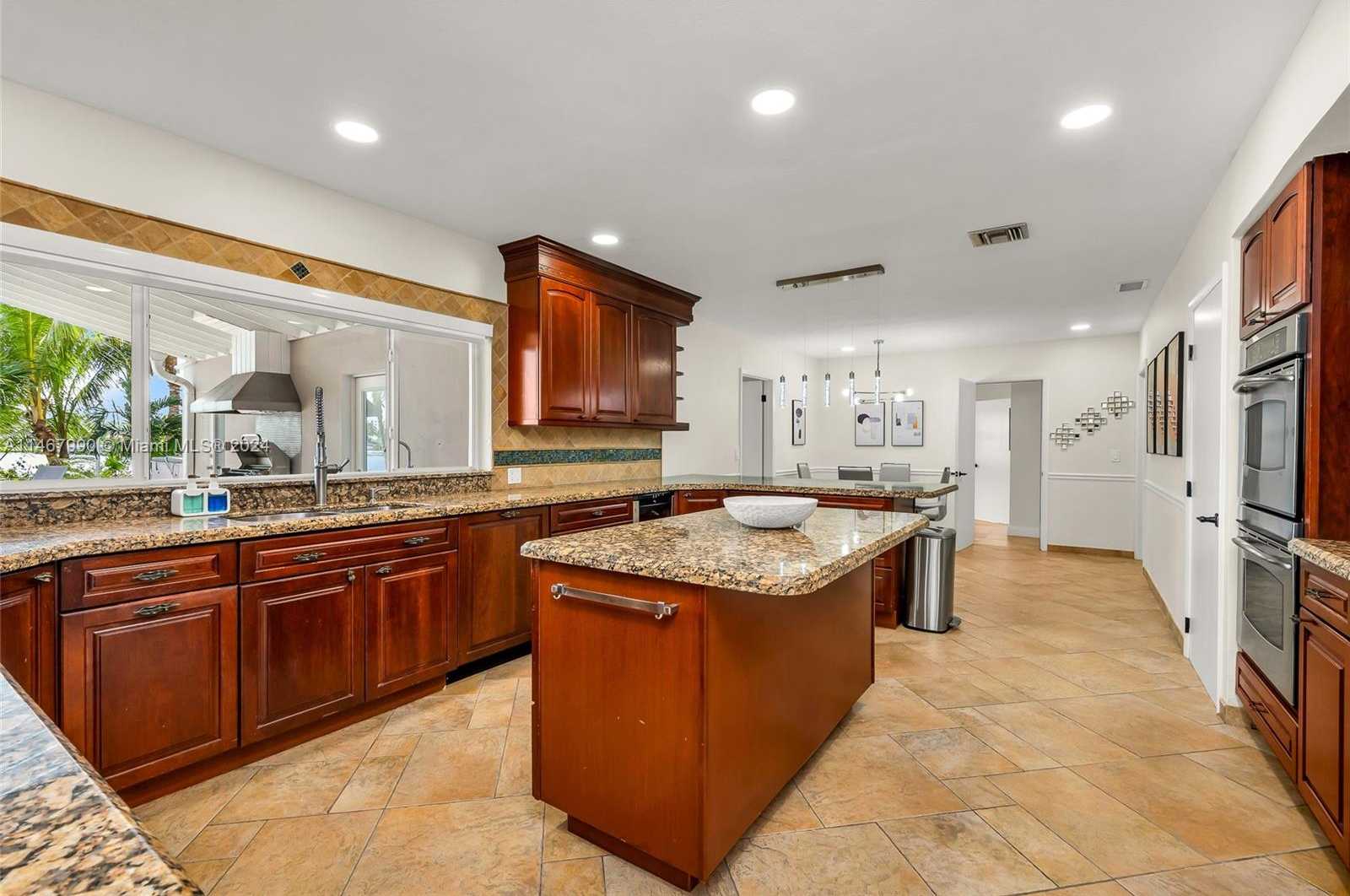 Small Image of 2500 NORTH EAST 199TH ST, Miami Number 13