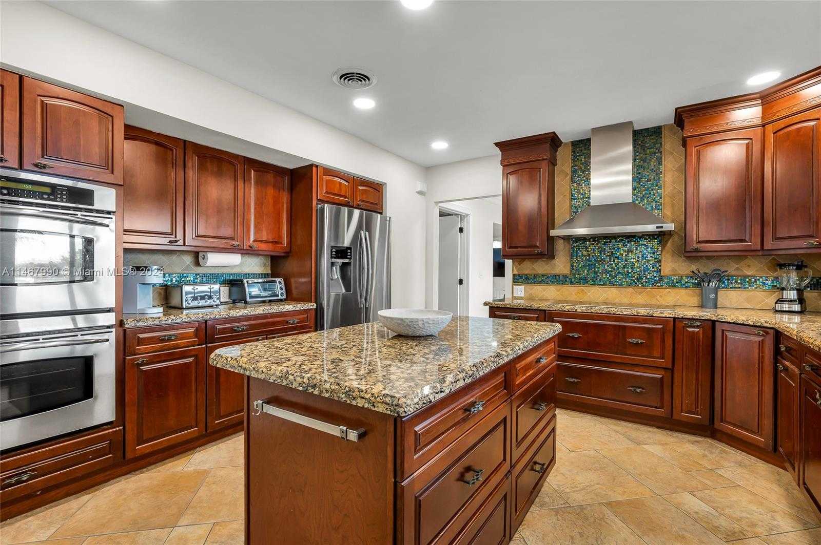 Small Image of 2500 NORTH EAST 199TH ST, Miami Number 15