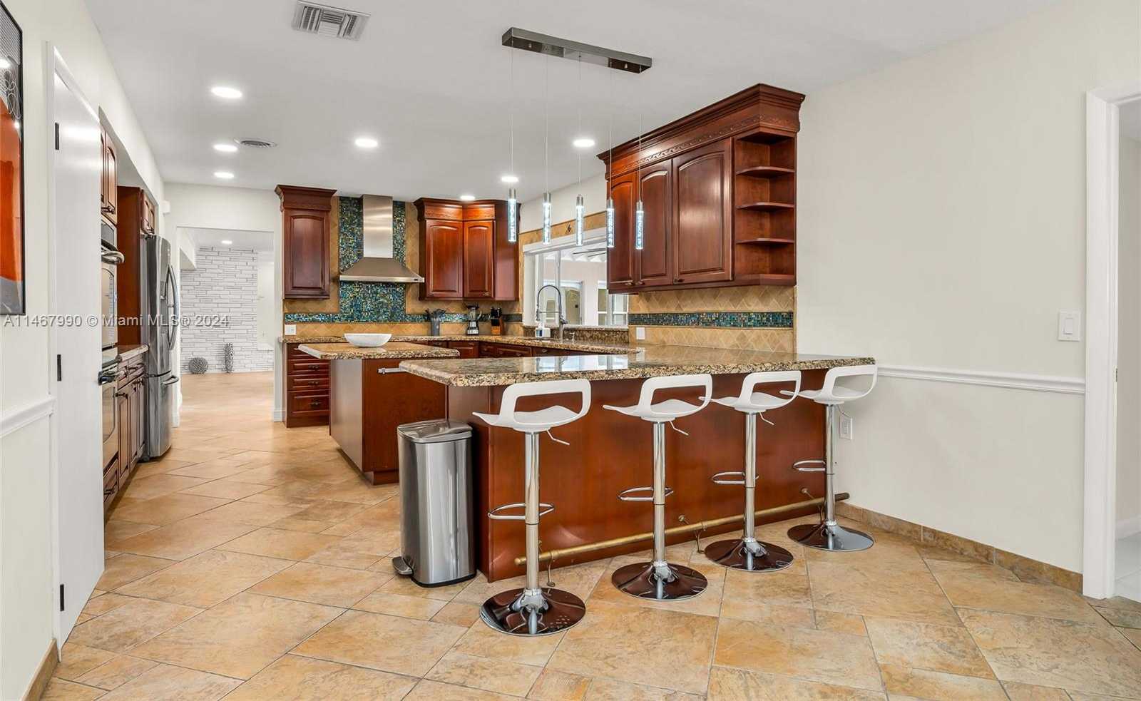 Small Image of 2500 NORTH EAST 199TH ST, Miami Number 16