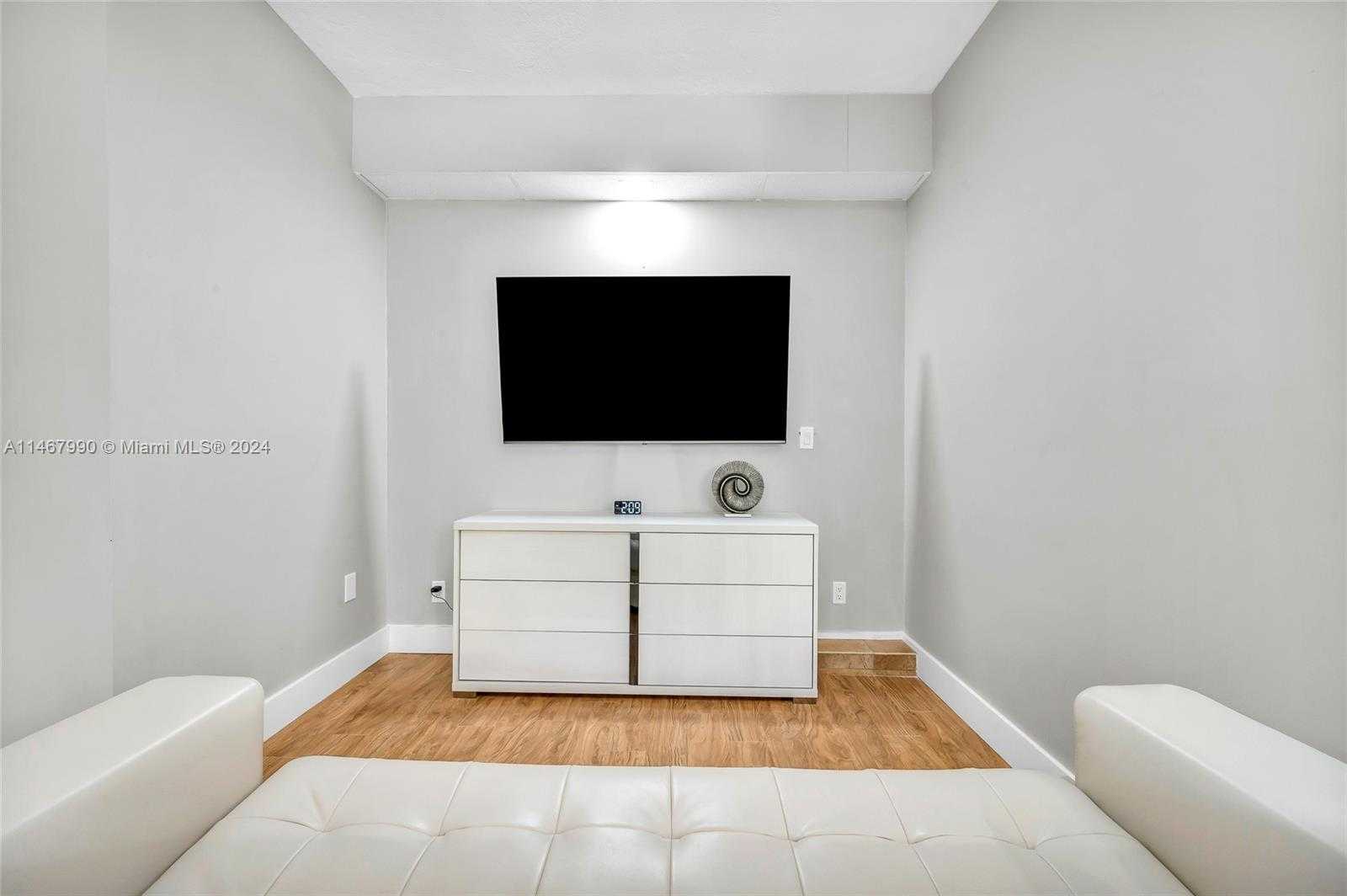 Small Image of 2500 NORTH EAST 199TH ST, Miami Number 34
