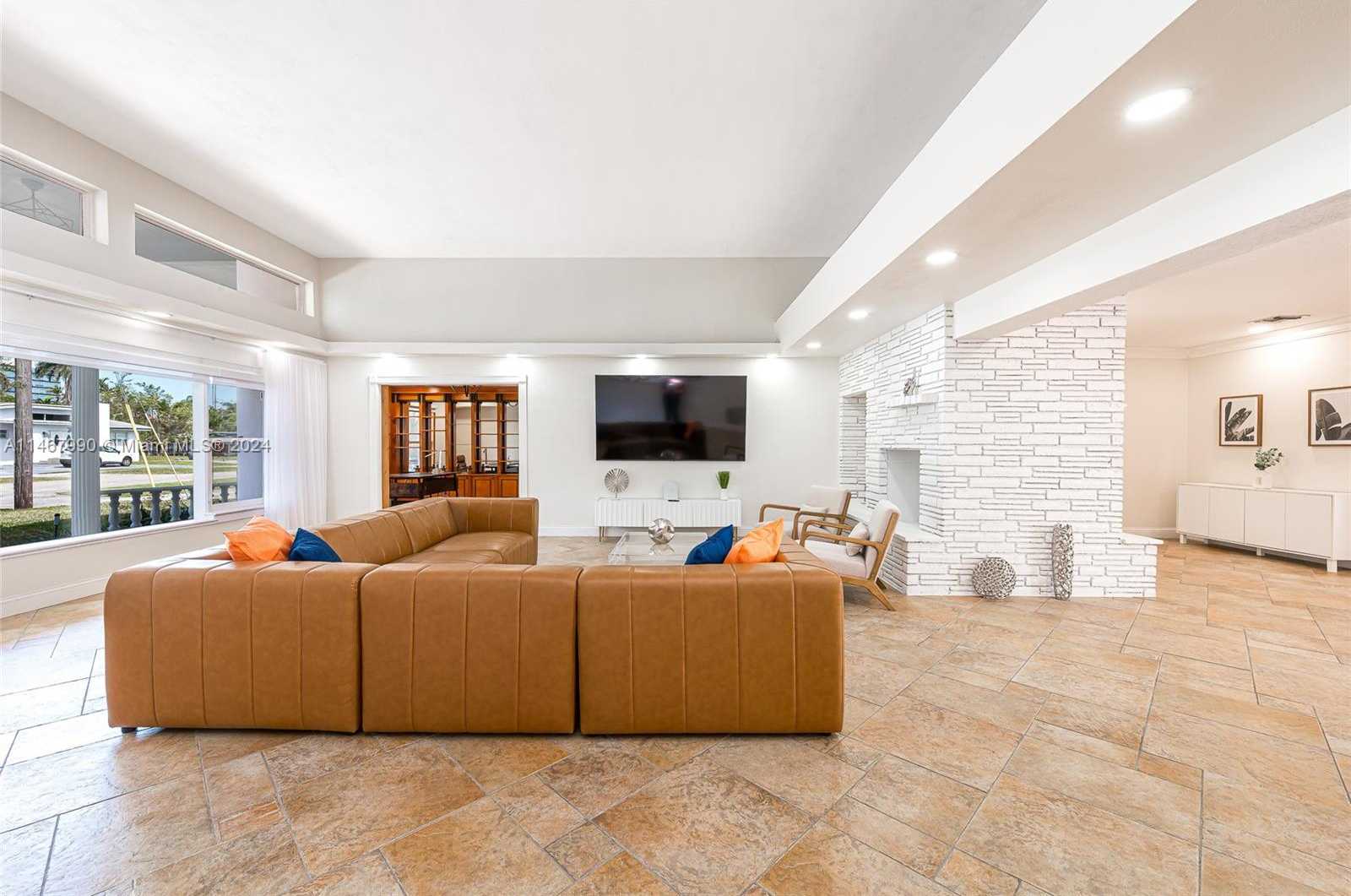 Small Image of 2500 NORTH EAST 199TH ST, Miami Number 4