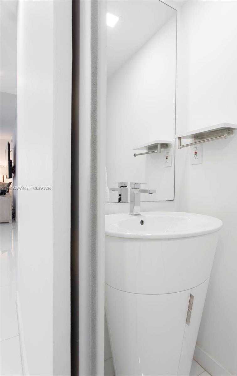 Small Image of 2301 COLLINS AVE #940, Miami Beach Number 45