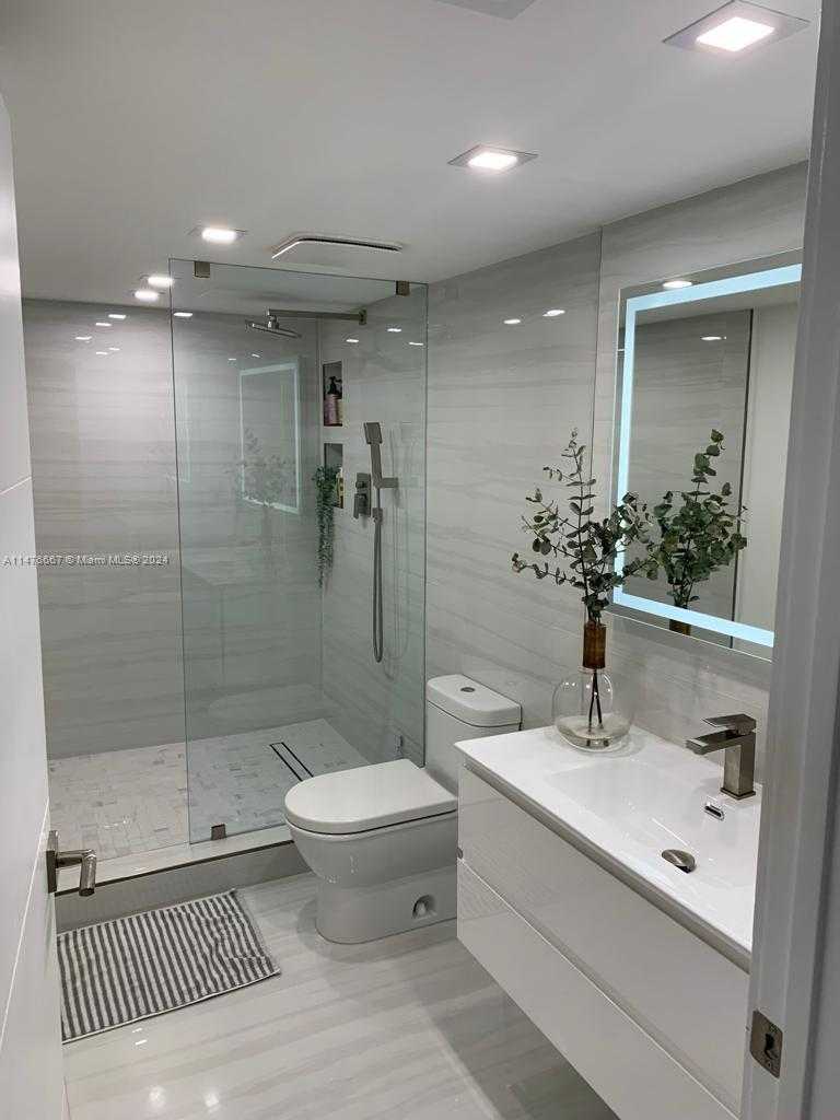 Small Image of 2555 COLLINS AVE #1906, Miami Beach Number 17