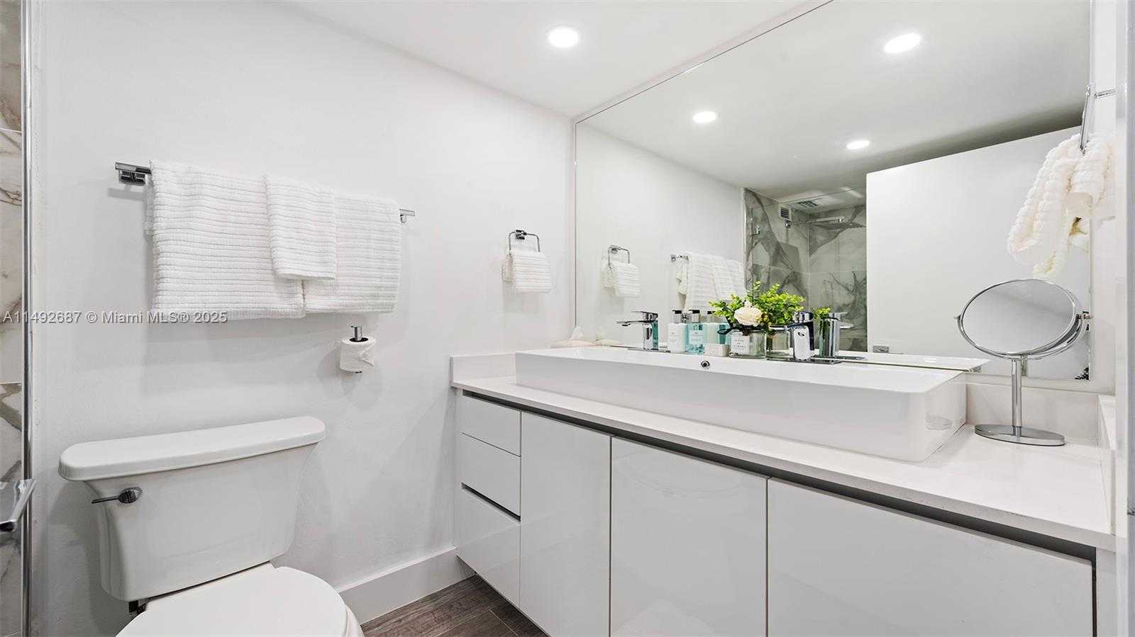 Small Image of 2301 #1126, Miami Beach Number 23