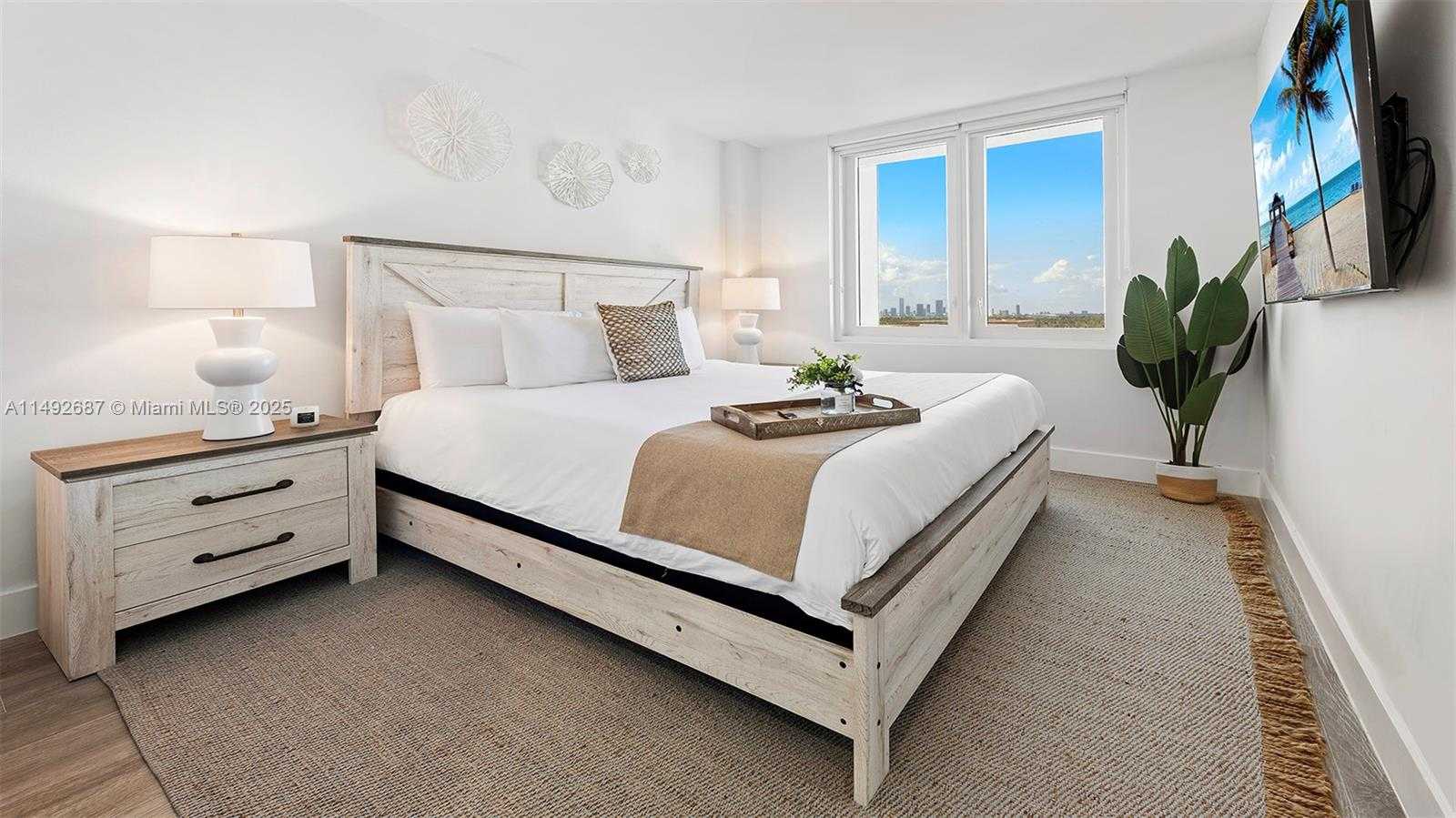 Small Image of 2301 #1126, Miami Beach Number 3