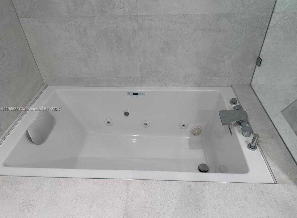 Small Image of 540 #2212, Miami Beach Number 8