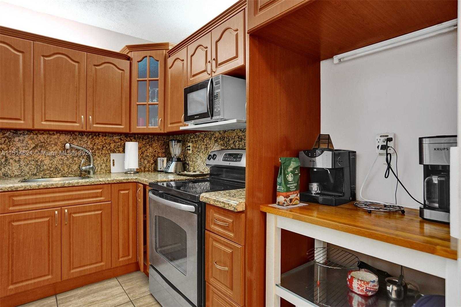Small Image of 3725 S Ocean Dr, Hollywood, FL 33019, USA Number 2