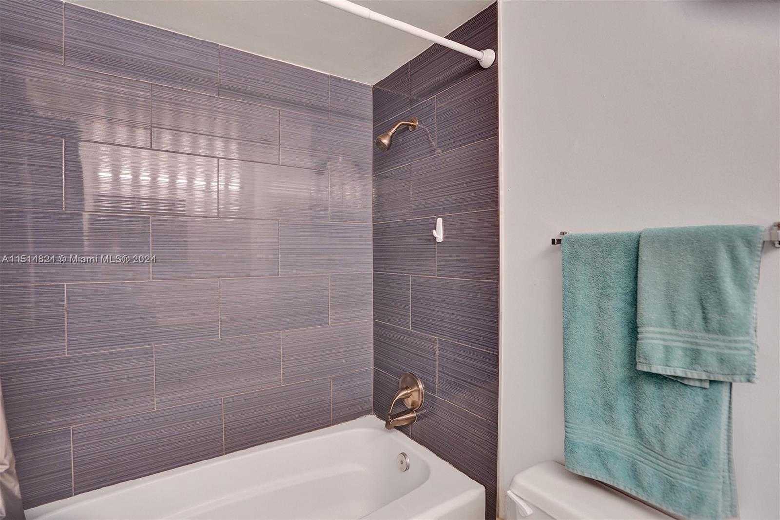 Small Image of 3725 S Ocean Dr, Hollywood, FL 33019, USA Number 6