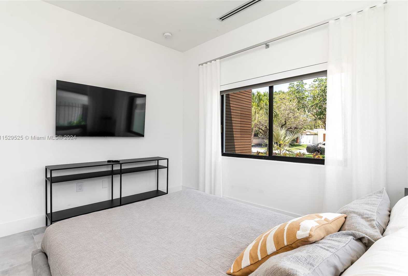 Small Image of 2560 NORTH EAST 199TH ST, Miami Number 21